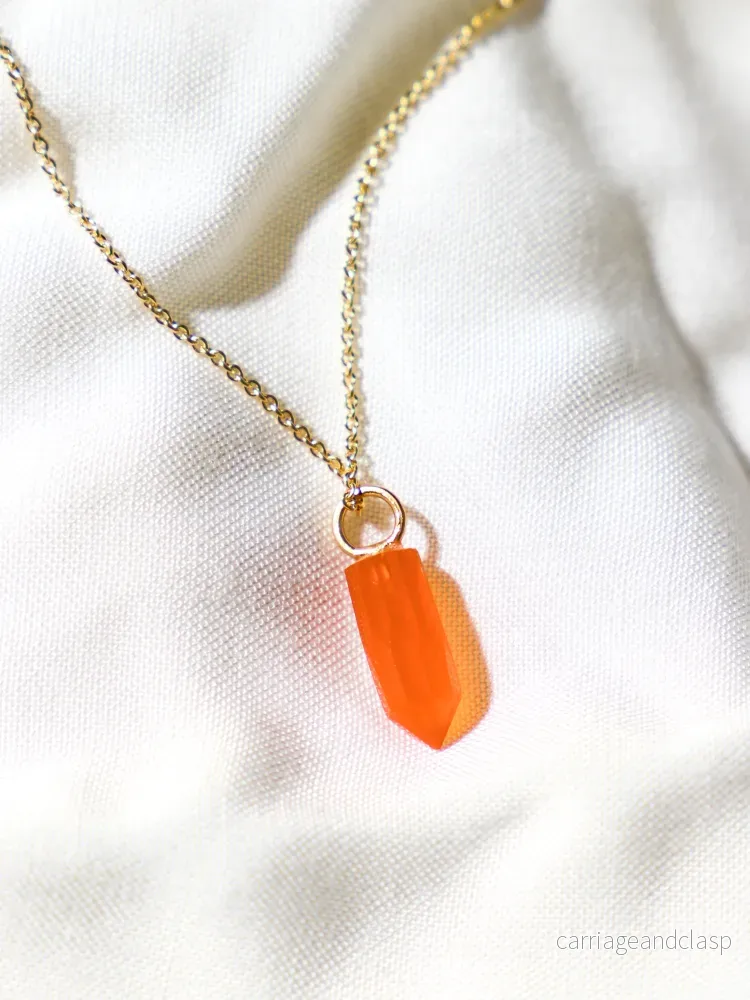 Halsband med petit hjärta i blått kalcedon Halsband med petit hjärta i blått kalcedon