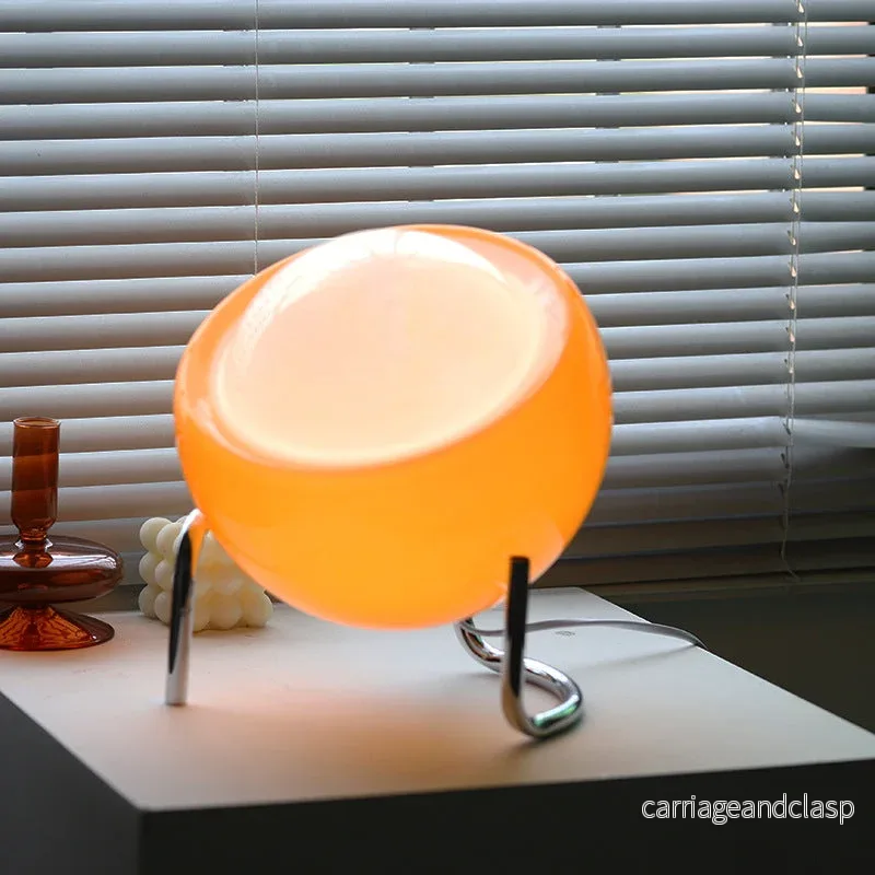 Stilren retro bordslampa som kombinerar Bauhaus-estetik och medeltida design | Veska - Bild 3