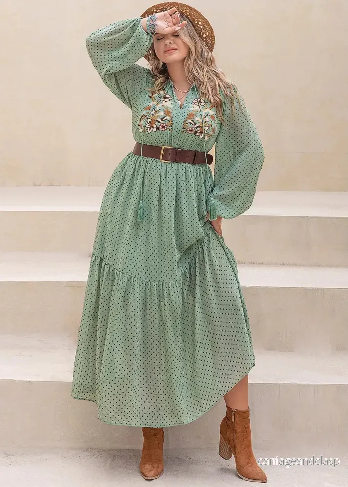Plus Size Midiklänning – med brodyr och mjuk resår i midjan Plus Size Midiklänning – med brodyr och mjuk resår i midjan