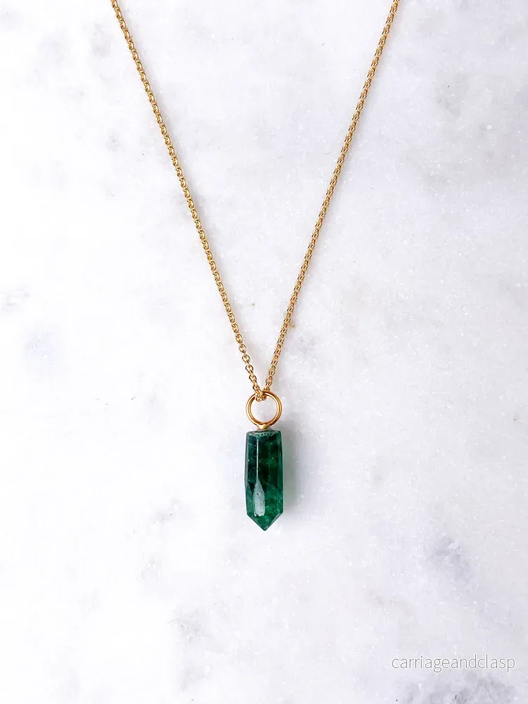 Halsband med grönt aventurinspik