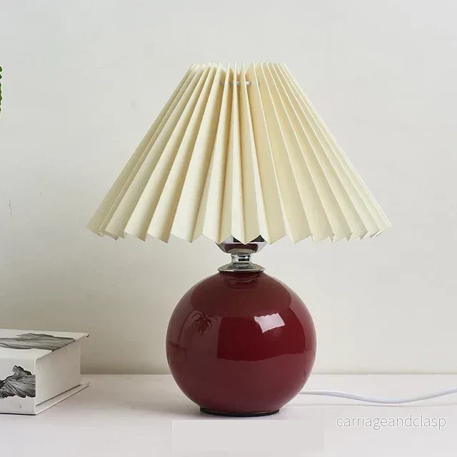 Luminous Heritage: Vintage Bordslampa med Fållad Skärm – Elegant Antik Retro Nattduksbordsbelysning Lösningar | Veska