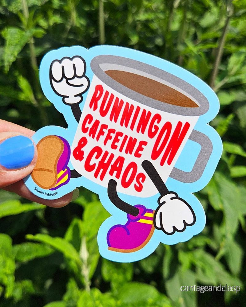 Klistermärke med texten "Running on Caffeine and Chaos" och kaffemugg - Bild 2