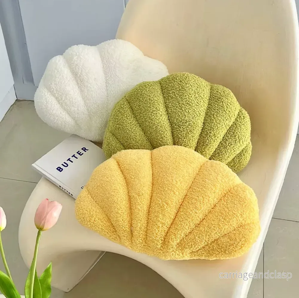 Pastell Skal Kudde – Fuzzy Bouclé Plush Kudde | Veska Pastell Skal Kudde – Fuzzy Bouclé Plush Kudde | Veska