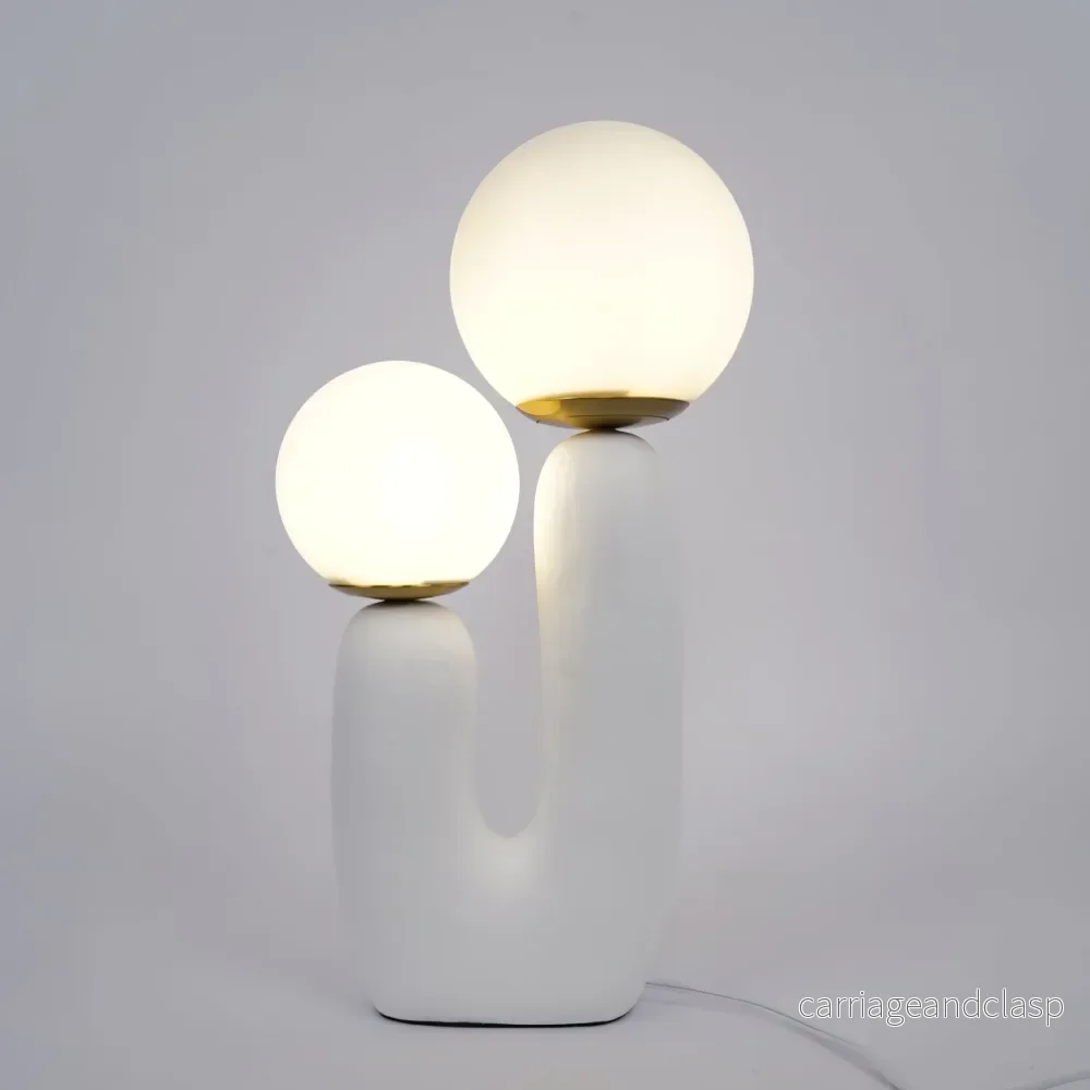 Samtida stil bordslampa med naturlig accent | Veska