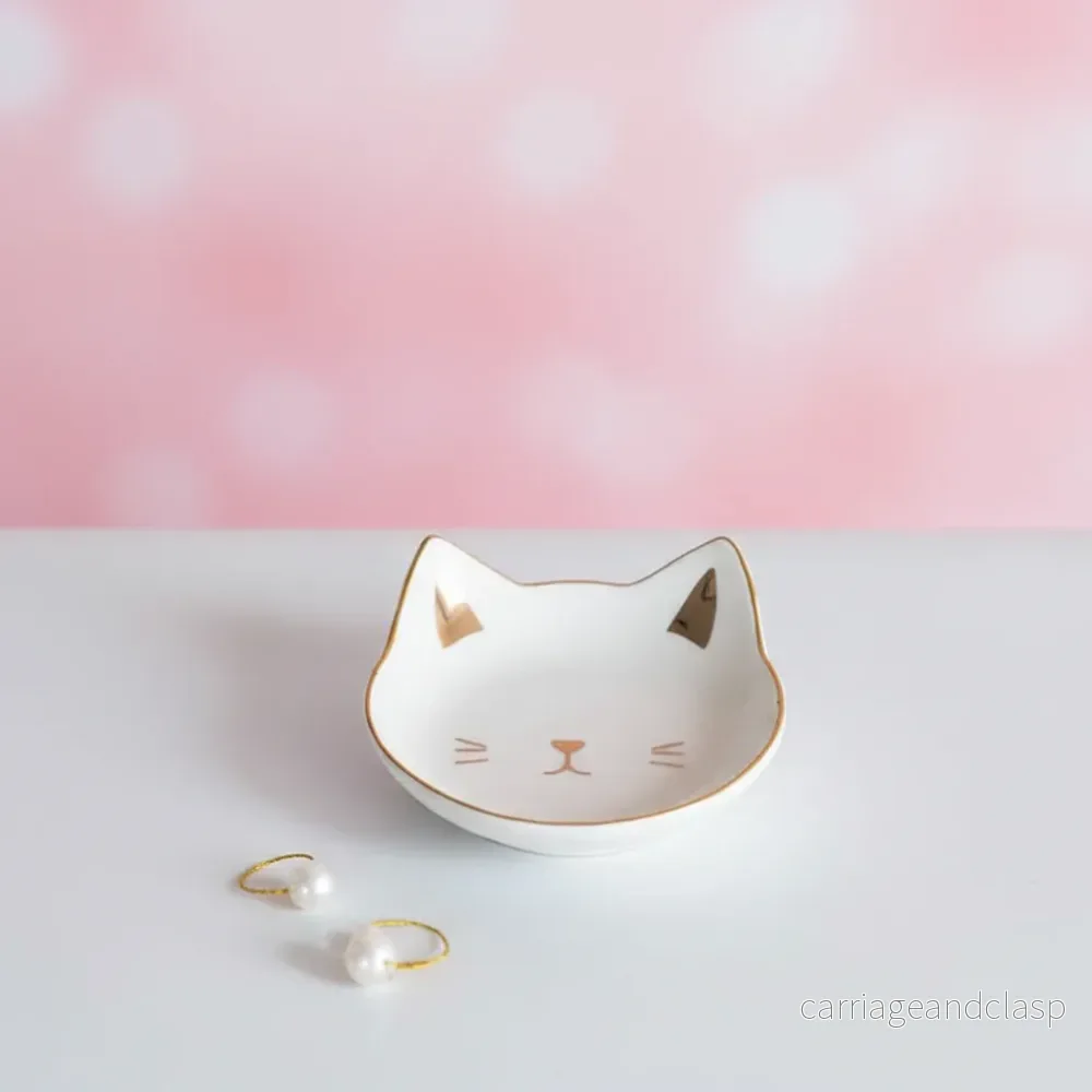 Kawaii kattfat i vitt porslin – Smyckesfat eller godisskål med söt kattdesign Kawaii kattfat i vitt porslin – Smyckesfat eller godisskål med söt kattdesign