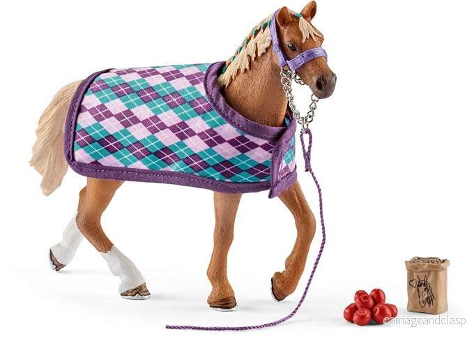 Schleich – Engelskt fullblod med täcke Schleich – Engelskt fullblod med täcke